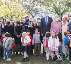 Fotografía de grupo de Sus Majestades los Reyes junto a los alumnos y autoridades